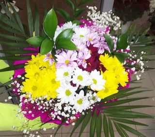 Букет от 7 хризантеми с богата зеленина и луксозна опаковка (1бр)