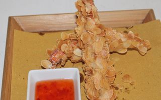 56. Tempura di gamberoni con mandorle