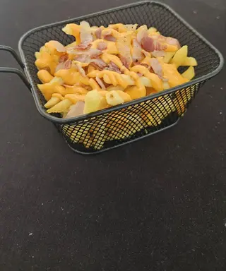 Pomfrit s cheddarom i slaninom