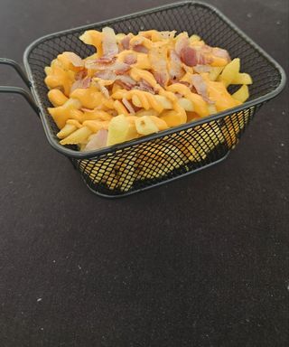 Pomfrit s cheddarom i slaninom