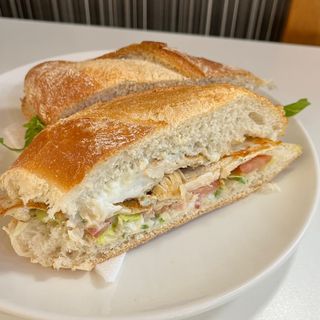 Bocadillo De Pechuga De Pollo Con Lechuga Y Tomate