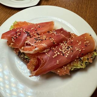 Tostada de tomate y jamón ibérico 