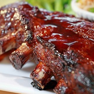 Costilla en salsa barbacoa con Patatas Fritas, pan y Refresco
