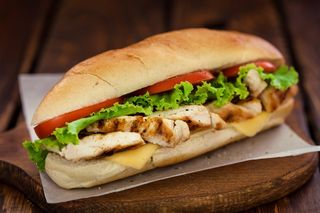 Bocadillo De Pollo Grill Con Tomate Y Lechuga