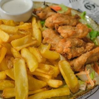Costite de pui,cartofi prajiti&sos de usturoi