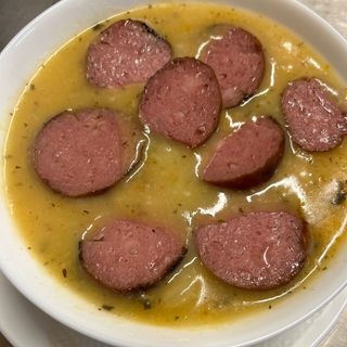 Боб с парчета наденица