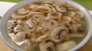 4. Sopa de pollo con champiñones