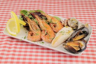 Parrillada mixta de calamares, gambas, mejillones y almejas
