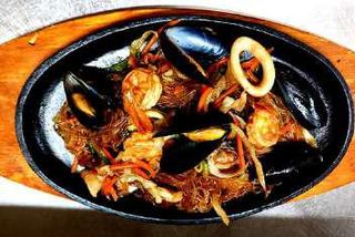 Spaghetti di soia con frutti di mare