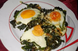 Яйца На Очи Върху Задушен Спанак С Домати (300г)