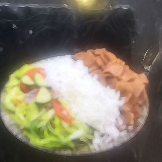 Plato de kebab con arroz