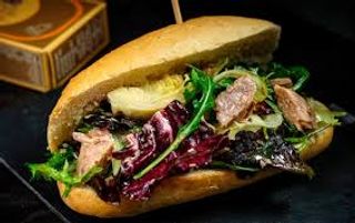 Mollete de pringá y atún rojo