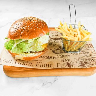 Cheeseburger con patate fritte
