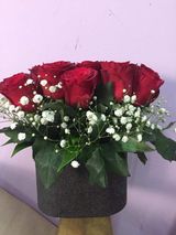 ჰოლანდიური წითელი ვარდი და გიფსოფილა