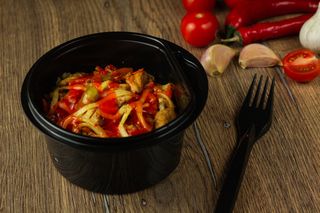 Локшина удон із курятиною та овочами, ТМ Вепр (325г)