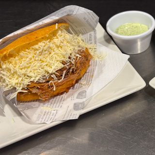 Arepa De Carne Mechada Con Queso