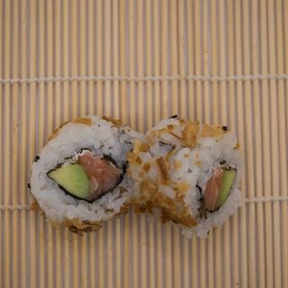 Uramaki 11 2 Salmón Philadelphia Aguacate y Cebolla frita