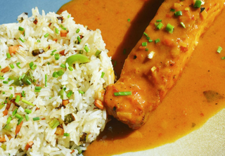 Salmón con leche de coco, curry rojo y arroz basmati con verduras