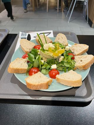 Parmigiana de vinete reinterpretată cu roșii proaspete și vafe