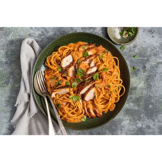 Spaghetti and chicken with plantain