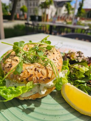 Bajgiel z pastą z wędzonego pstrąga