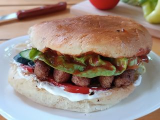 Ćevapi sa slaninom u lepinji