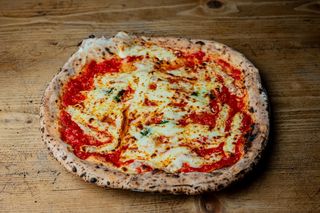 Margherita con provola