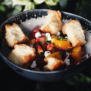 САЛАТ З ТОМАТІВ ТА ФЕТИ