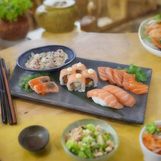 Combo de Salmón (nigiris, uramakis, tatakis, sashimi y tartar)