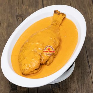 DORADA EN SALSA DE COCO Y PATACONES 