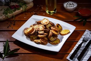 Cartofi rondele copti pe plita