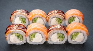 Рол Філадельфія з вугром та лососем