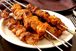 Tapa de pinchos morunos con alioli 