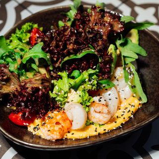 ზღვის ბიბილოთი და კრევეტებით მანგოს სოუსით