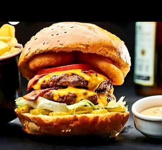 Nouva Speciale Burger cu cartofi prajiti parmezan si usturoi