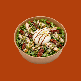 Ensalada de Rúcula, burrata, pollo y pesto