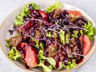 Салат з курячою печінкою, грушею та грейпфрутом (230г)