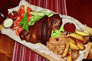 Рулька по-королівськи 