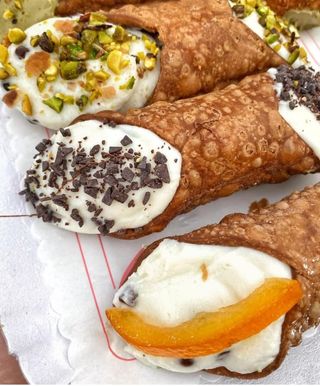 Cannolo classico con granella di pistacchio