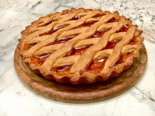 Crostata di confettura fatta in casa (fetta)