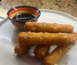 Сырные бруски с клюквенным соусом
