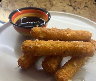 Сырные бруски с клюквенным соусом