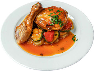 Pollo Asado Con Salsa De Tomate Con Guarnición