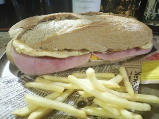 Bocadillo De Polo Con Ovo
