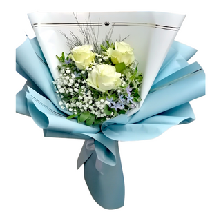 Buket sa belim ružama u diplomat plavom papiru