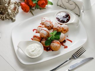 Papanaşi cu smantana si dulceata 