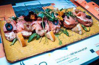 Brusketi sa dimljenim lososom