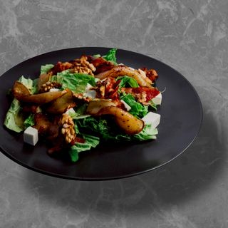 Салат с беконом и кармелизированной грушей
