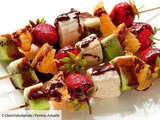 Brochettes De Fruits Au Coulis De Miel Et Chocolat 
