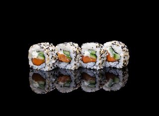 Урамаки сьомга и Филаделфия (140гр)